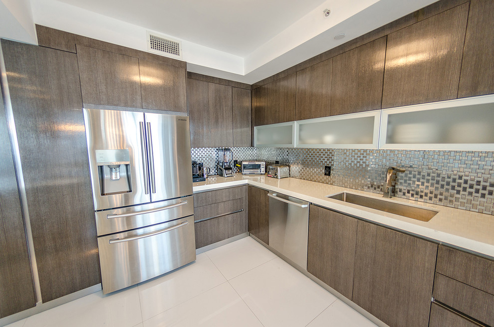 Kitchen - kitchen idea in Miami