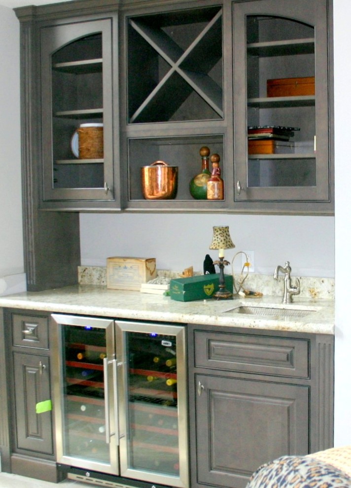 Kitchen - transitional kitchen idea in Miami