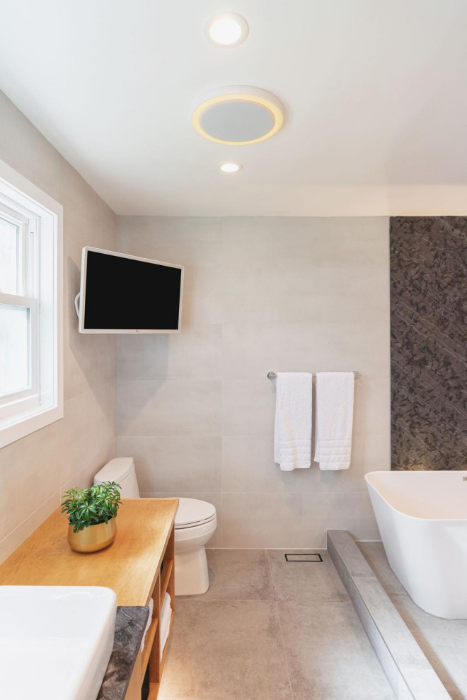Mittelgroßes Modernes Badezimmer En Suite mit freistehender Badewanne, Aufsatzwaschbecken, Doppelwaschbecken und schwebendem Waschtisch in Seattle