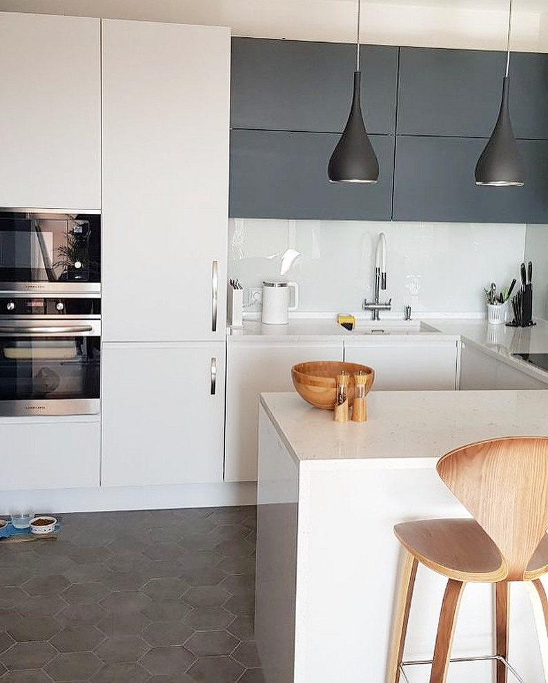 Ярко-белая кухня