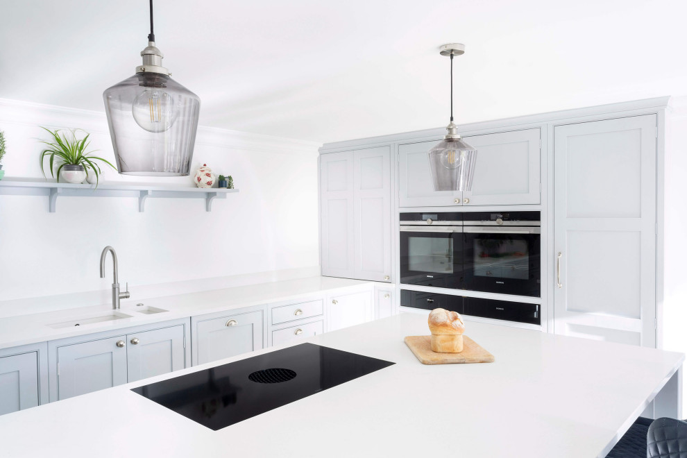 Idéer för ett mellanstort modernt vit kök med öppen planlösning, med en rustik diskho, skåp i shakerstil, vita skåp, granitbänkskiva och en köksö