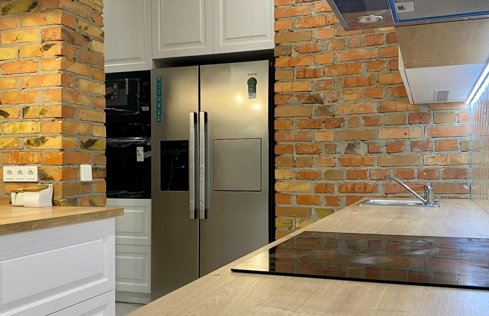 Кухня в стиле лофт с фасадами МДФ эмаль