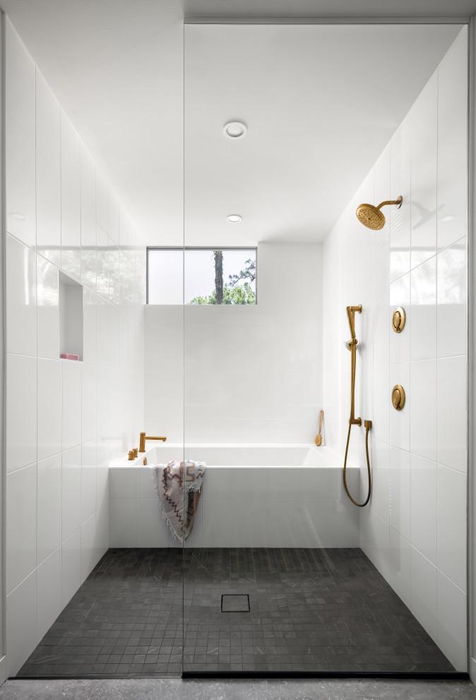 Modern inredning av ett mellanstort vit vitt en-suite badrum, med släta luckor, gröna skåp, ett badkar i en alkov, våtrum, en toalettstol med separat cisternkåpa, vit kakel, porslinskakel, vita väggar, betonggolv, ett fristående handfat, bänkskiva i kvarts, grått golv och med dusch som är öppen