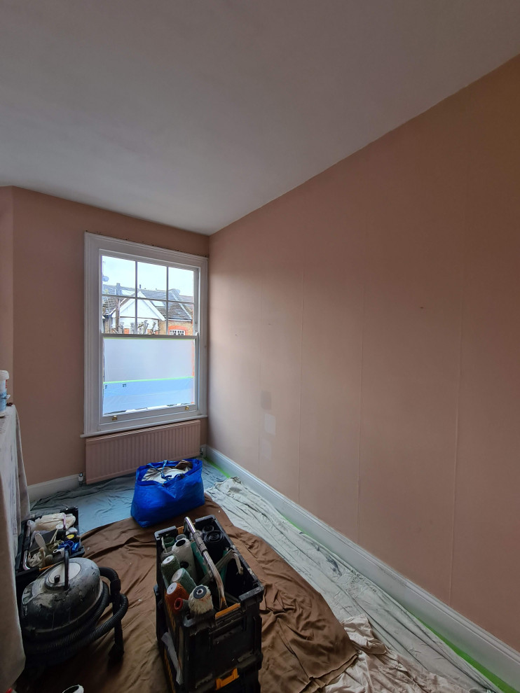 Bild på ett stort vintage huvudsovrum, med rosa väggar, heltäckningsmatta och beiget golv
