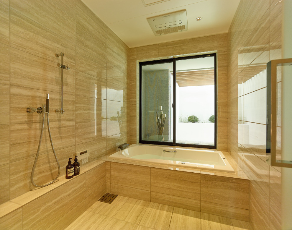 Источник вдохновения для домашнего уюта: большая ванная комната в восточном стиле с бежевыми стенами и бежевым полом