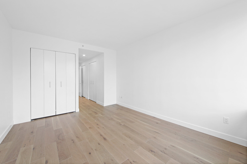 Idee per una camera matrimoniale minimalista di medie dimensioni con pareti bianche, parquet chiaro e pavimento beige