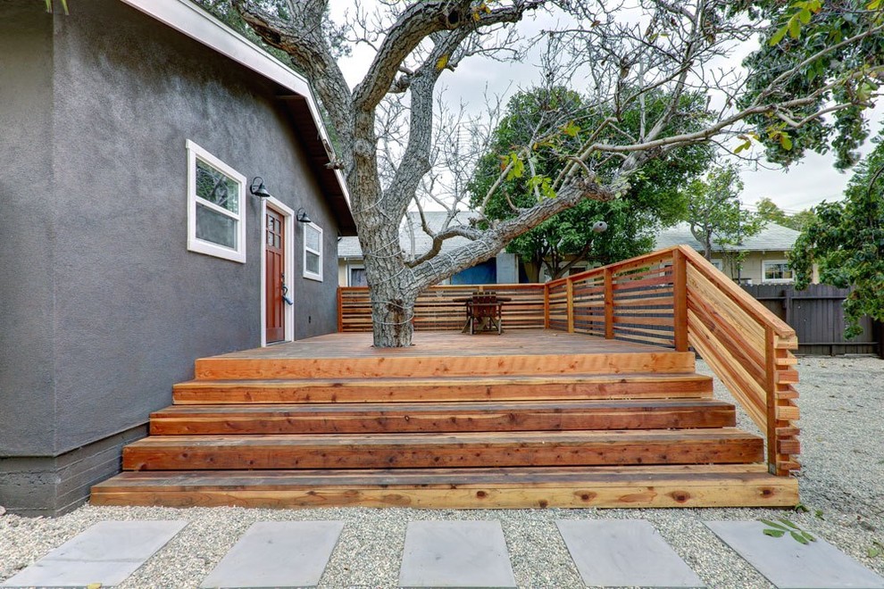 Photo of a mid-sized contemporary backyard deck in Los Angeles with no cover.