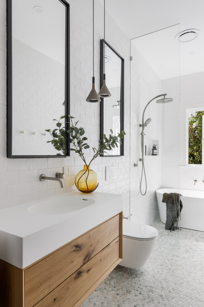 This is an example of a contemporary bathroom in Sydney.