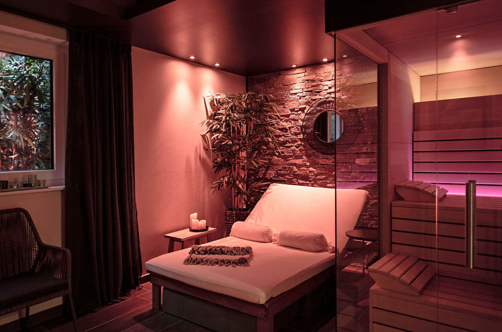 Mittelgroßes Modernes Untergeschoss mit beiger Wandfarbe und braunem Boden in München