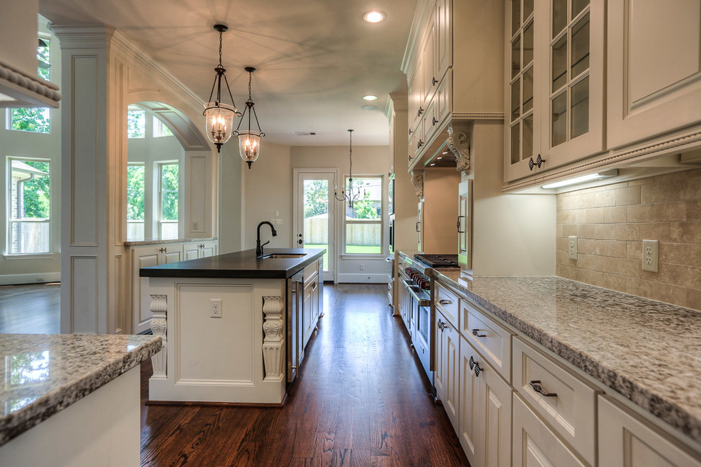 Inspiration for a transitional kitchen remodel in Houston