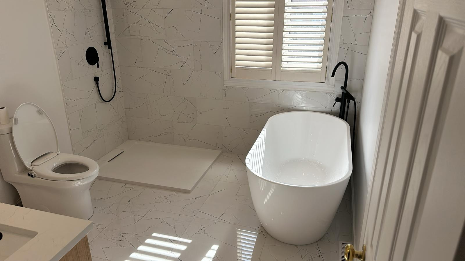 Inspiration for a modern bathroom remodel in Montreal