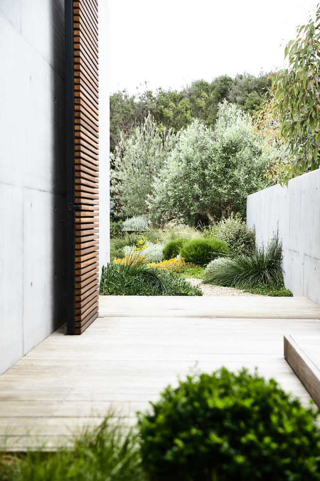 Inspiration for a mid-sized contemporary garden in Other.