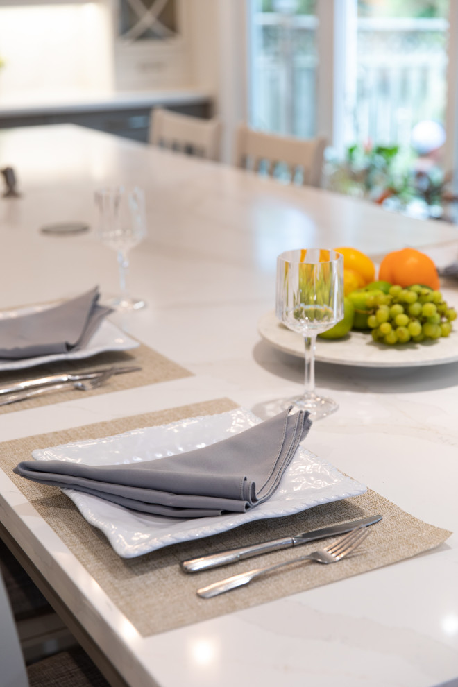 Example of a transitional home design design in Toronto