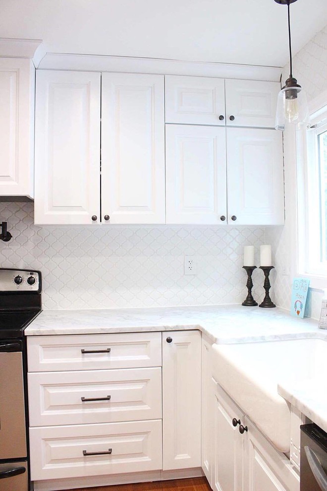 Kitchen - transitional kitchen idea in New York