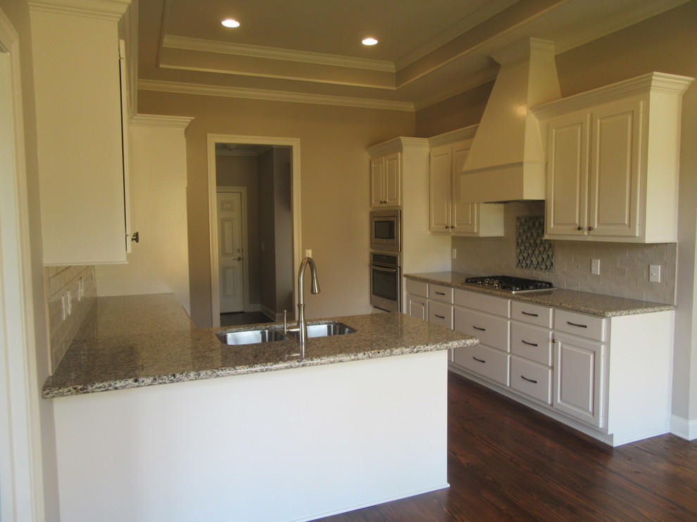 Transitional kitchen photo in Jackson