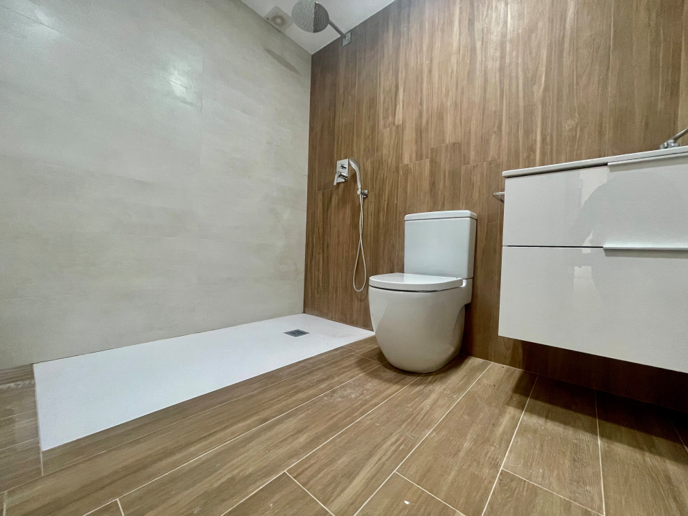 Ejemplo de aseo de pie clásico renovado de tamaño medio con puertas de armario blancas, bidé, baldosas y/o azulejos blancos, baldosas y/o azulejos de cerámica, paredes marrones, suelo de madera oscura, lavabo suspendido, encimera de mármol, suelo marrón y encimeras blancas
