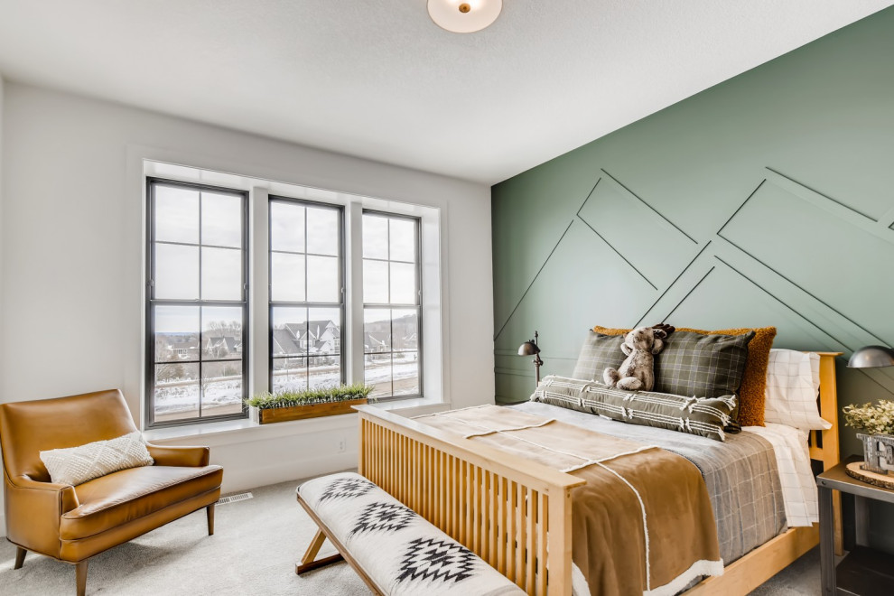 Foto de dormitorio infantil rústico con paredes verdes, moqueta, suelo gris y panelado