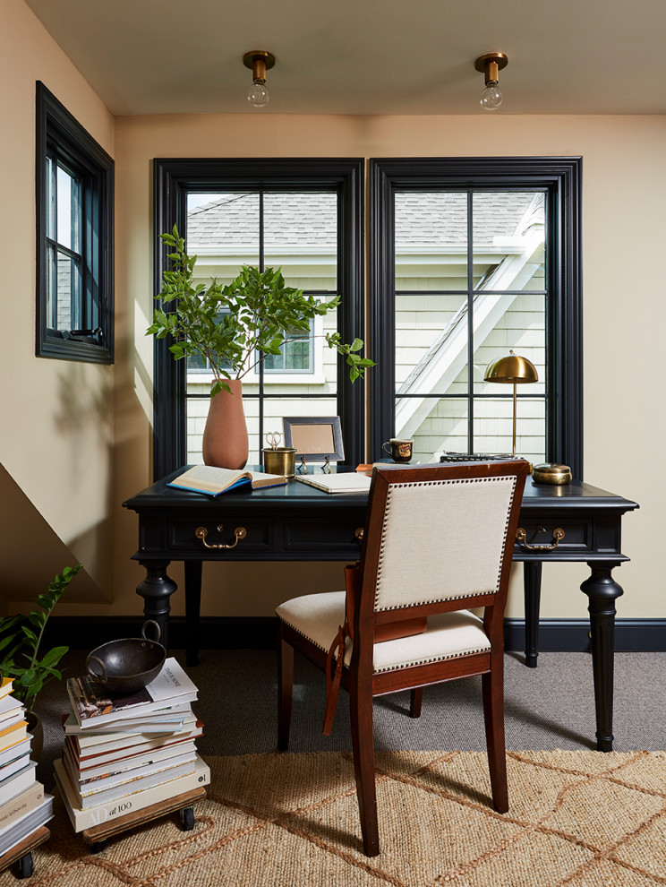 Foto de despacho minimalista pequeño con paredes beige, moqueta, escritorio independiente, suelo marrón y papel pintado