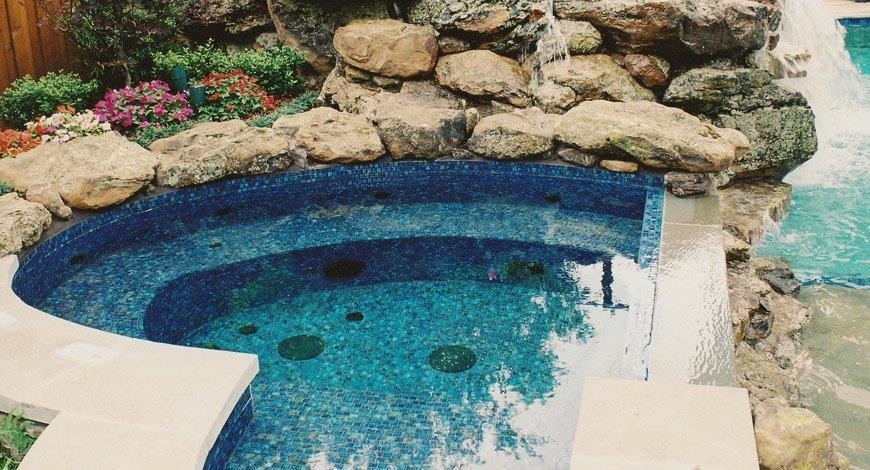 Inspiration for a contemporary pool remodel in Dallas