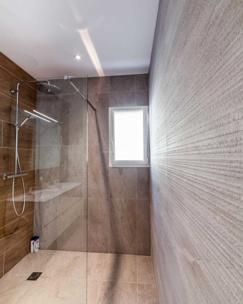 Design ideas for a contemporary bathroom in Nice.