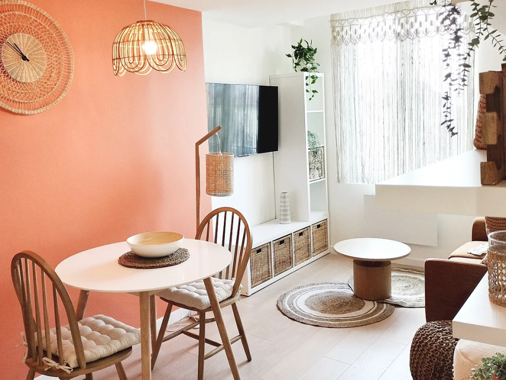 Foto di una piccola sala da pranzo country con pareti arancioni, parquet chiaro, nessun camino e pavimento beige