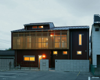 小さなおしゃれな赤い屋根の家の画像 75選 - 2025 年 12月 | Houzz