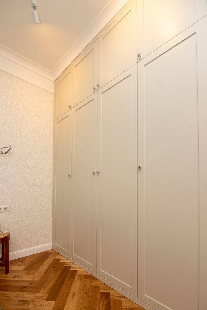 Шкафы в прихожую и спальню в неоклассическом стиле