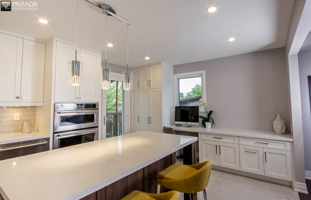 Transitional home design photo in Toronto