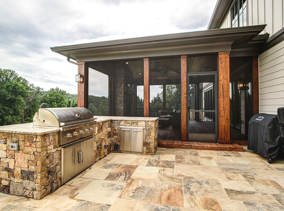 Пример оригинального дизайна: большой двор на заднем дворе с летней кухней и покрытием из каменной брусчатки