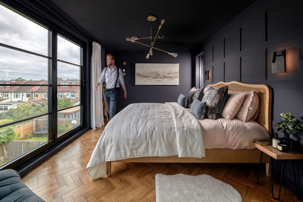 На фото: хозяйская спальня в стиле неоклассика (современная классика) с синими стенами и паркетным полом среднего тона
