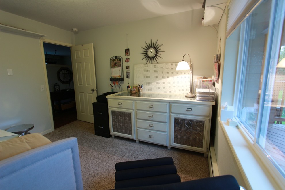 Home design - small transitional home design idea