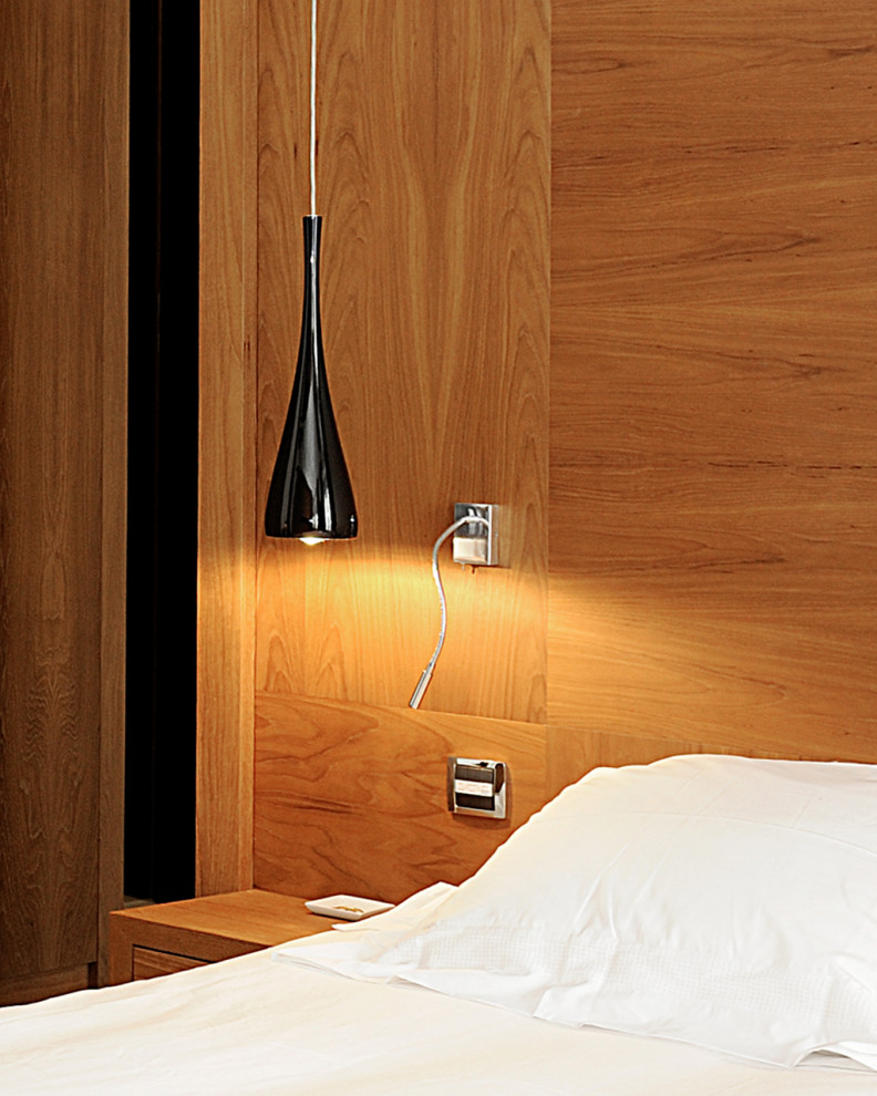 Свежая идея для дизайна: большая хозяйская спальня в стиле неоклассика (современная классика) с коричневыми стенами, бежевым полом, деревянными стенами и светлым паркетным полом без камина - отличное фото интерьера