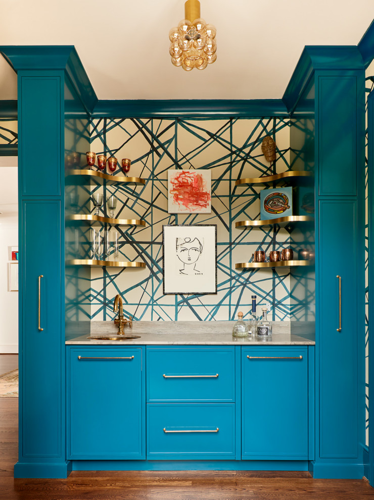 Inspiration pour un bar de salon minimaliste de taille moyenne avec des portes de placard bleues, plan de travail en marbre et un plan de travail marron.