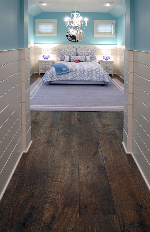 Foto di una camera degli ospiti industriale di medie dimensioni con pareti multicolore, pavimento in legno massello medio, pavimento marrone, travi a vista e pannellatura