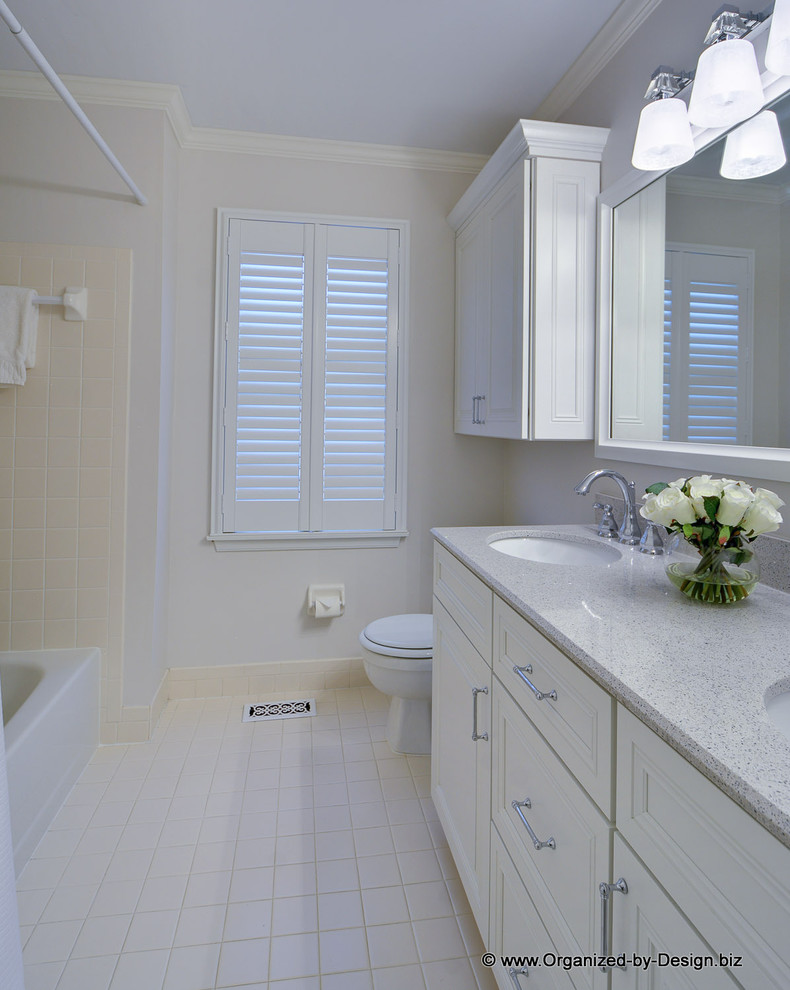 Klassisches Badezimmer mit Schrankfronten mit vertiefter Füllung, weißen Schränken, weißen Fliesen und Keramikfliesen in Philadelphia