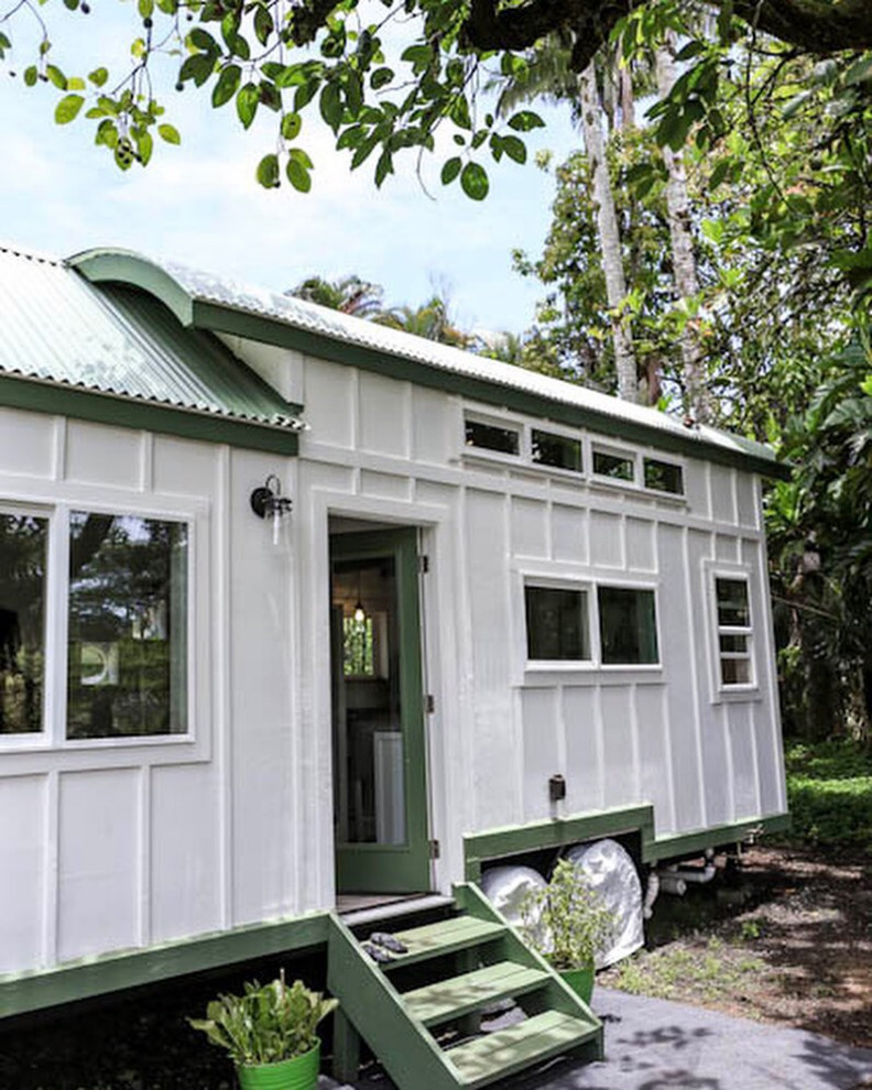 Kleines, Zweistöckiges Maritimes Haus mit weißer Fassadenfarbe, Satteldach, Blechdach, grauem Dach und Wandpaneelen in Hawaii