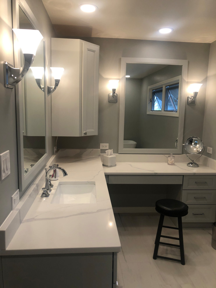 Inspiration for a mid-sized transitional home design remodel in Chicago