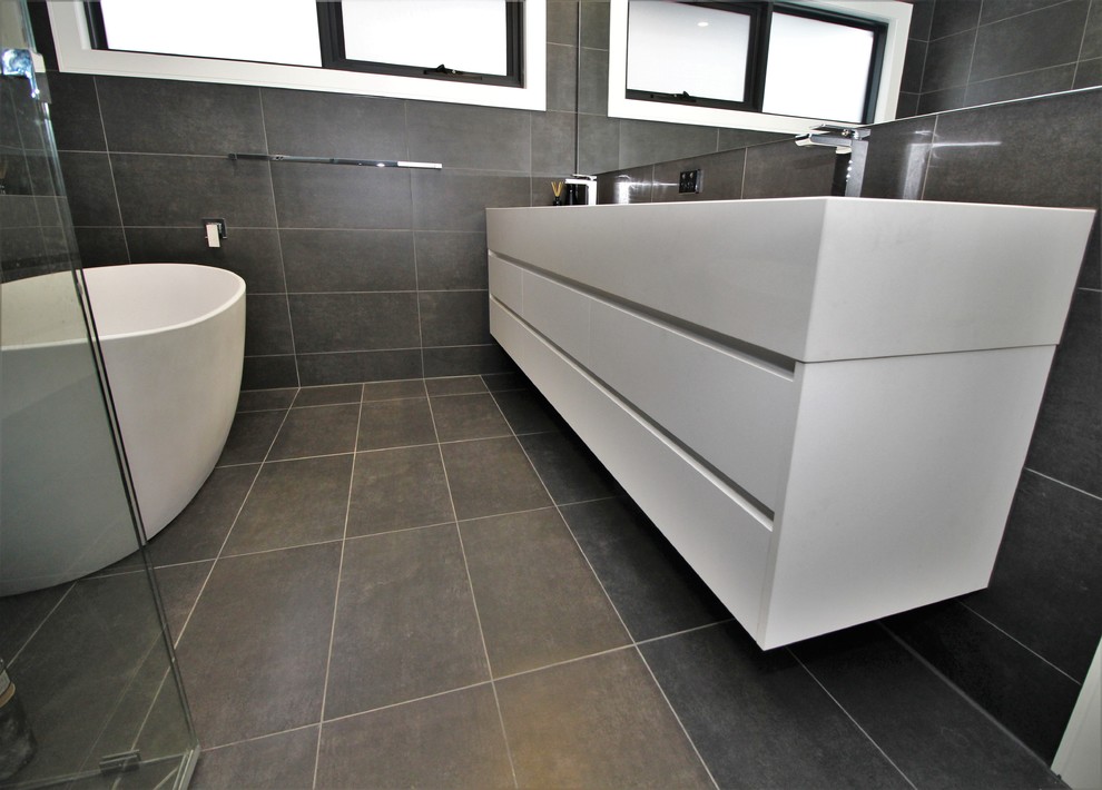 Photo of a contemporary bathroom in Melbourne.