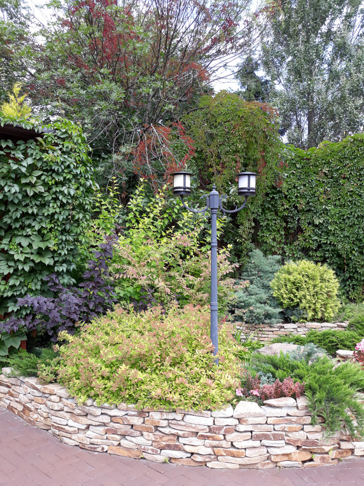 Палисадник с бетонными колодцами