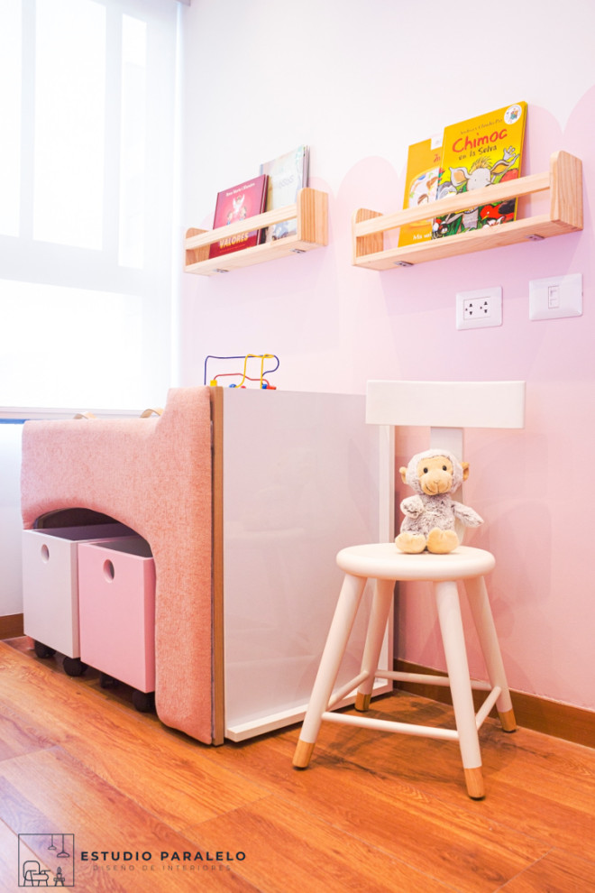 Ispirazione per una piccola cameretta per bambini da 4 a 10 anni boho chic con pareti rosa, pavimento in laminato, pavimento marrone, soffitto ribassato e pareti in mattoni