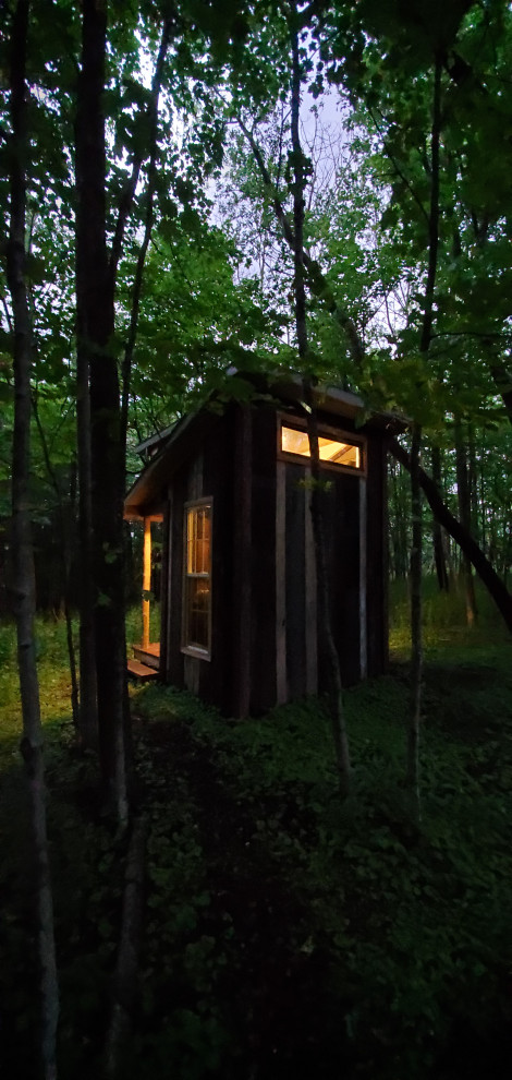 Example of a small mountain style home design design in New York