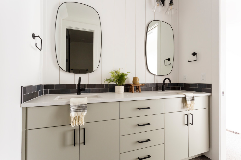 Modernes Badezimmer mit flächenbündigen Schrankfronten, grauen Schränken, schwarzen Fliesen, weißer Wandfarbe, Unterbauwaschbecken, grauem Boden, weißer Waschtischplatte, Doppelwaschbecken und eingebautem Waschtisch in Boise