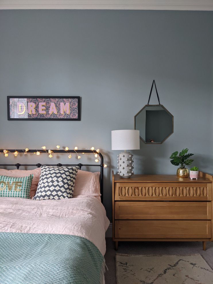 Свежая идея для дизайна: спальня среднего размера в стиле фьюжн с серыми стенами, ковровым покрытием и бежевым полом - отличное фото интерьера
