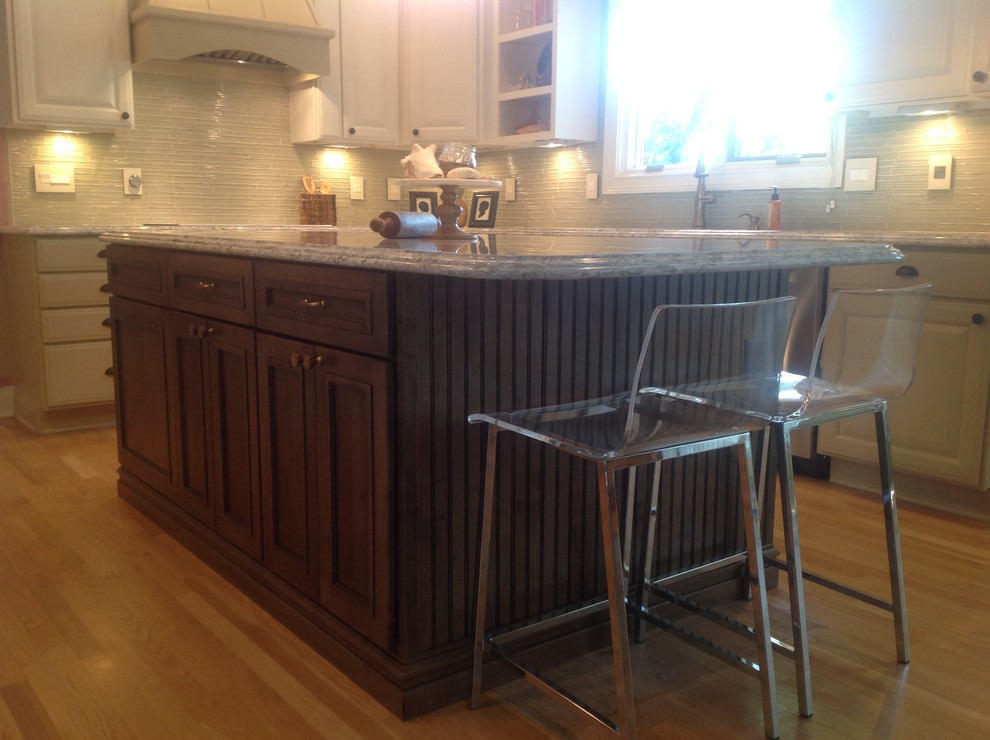 Home design - mid-sized transitional home design idea