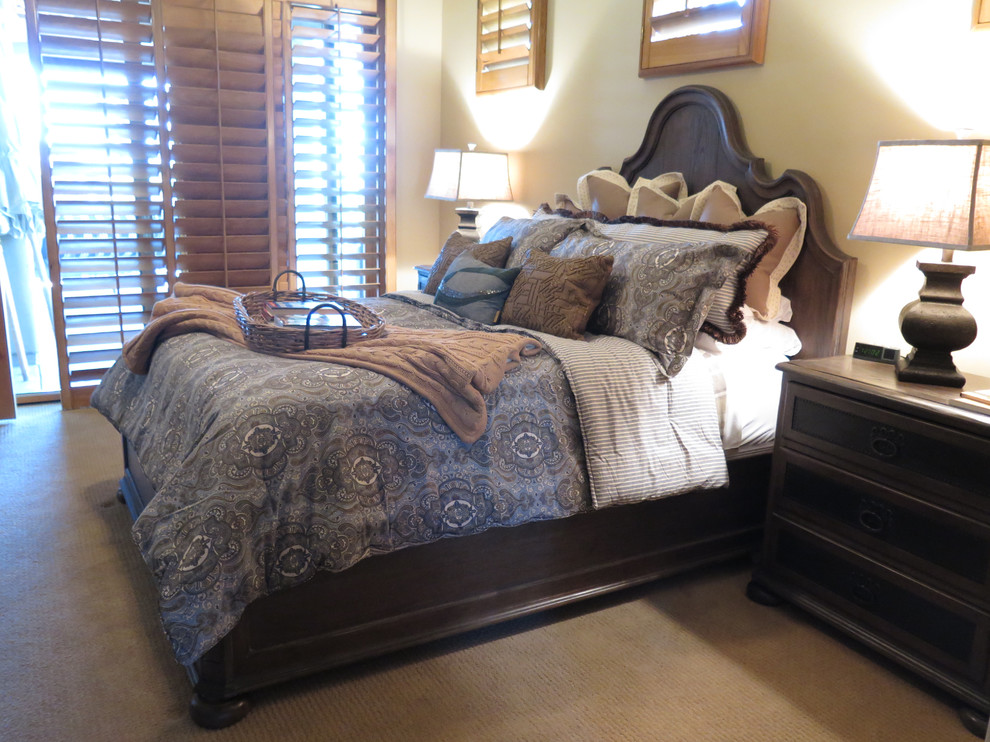 Bedroom - transitional bedroom idea in Phoenix