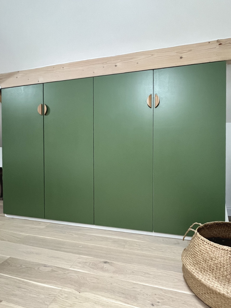 Idee per un armadio o armadio a muro design di medie dimensioni con ante a filo, ante verdi, parquet chiaro, pavimento beige e travi a vista