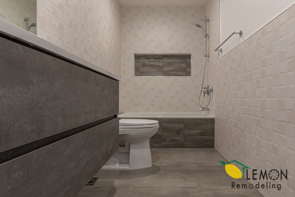 Immagine di una stanza da bagno padronale minimalista con mobile bagno sospeso, ante grigie, vasca/doccia, piastrelle bianche, pareti bianche, lavabo sottopiano, pavimento grigio, top bianco, nicchia e un lavabo