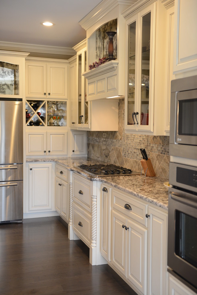Transitional kitchen photo in Chicago