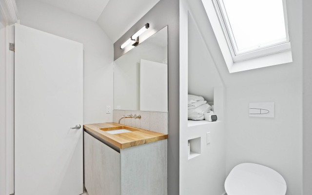 Junction Laneway Suite modern-badezimmer