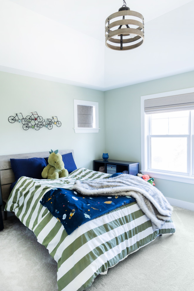 На фото: большая детская в современном стиле с спальным местом, зелеными стенами, ковровым покрытием, бежевым полом и сводчатым потолком для ребенка от 4 до 10 лет, мальчика